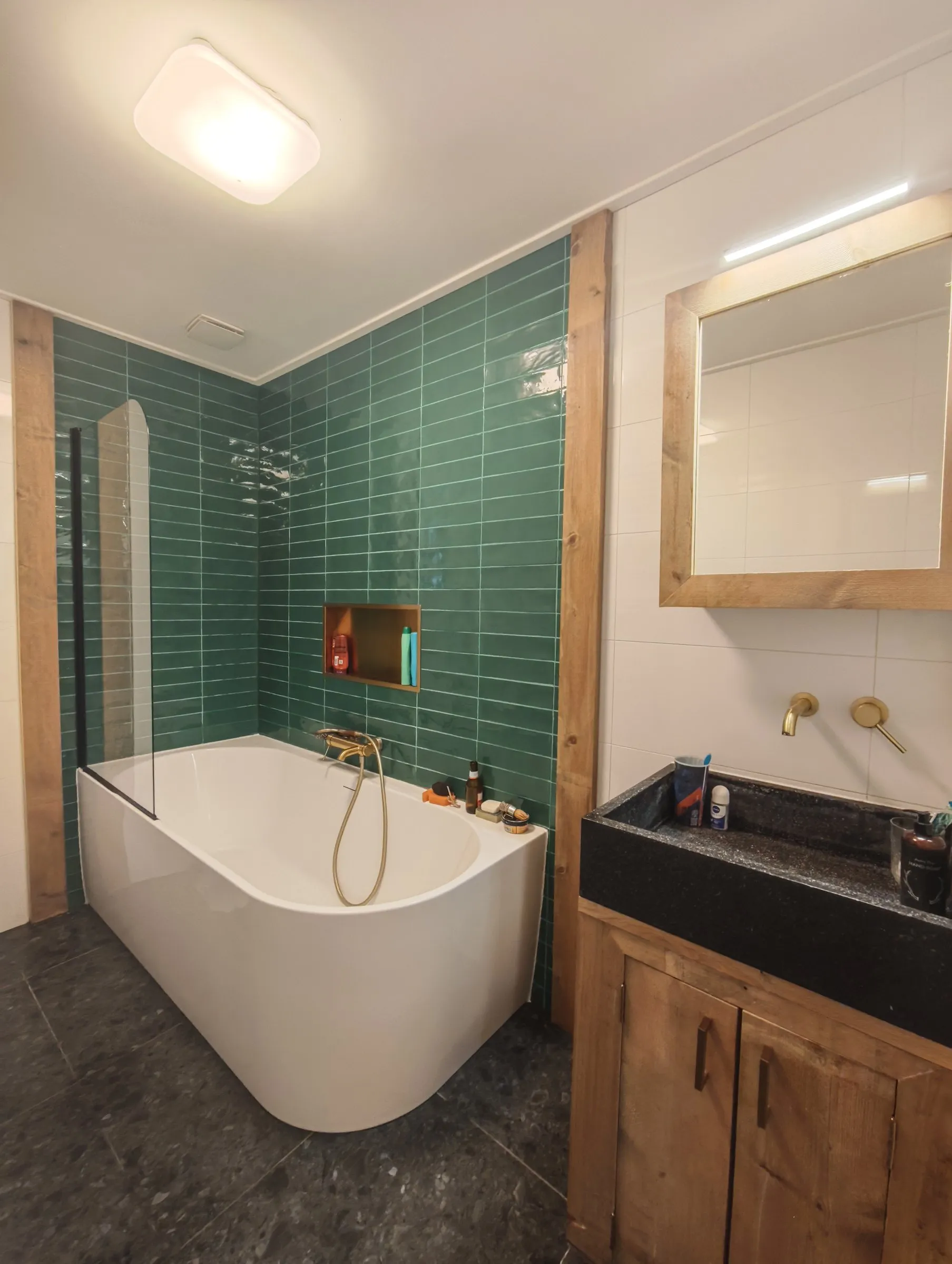 Badkamer met houten wastafelmeubel en spiegelkast