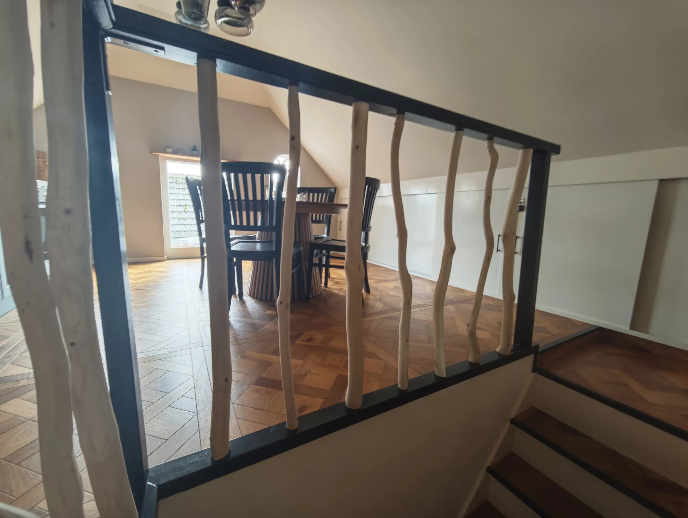 Doorkijk door de spijlen naar de eettafel