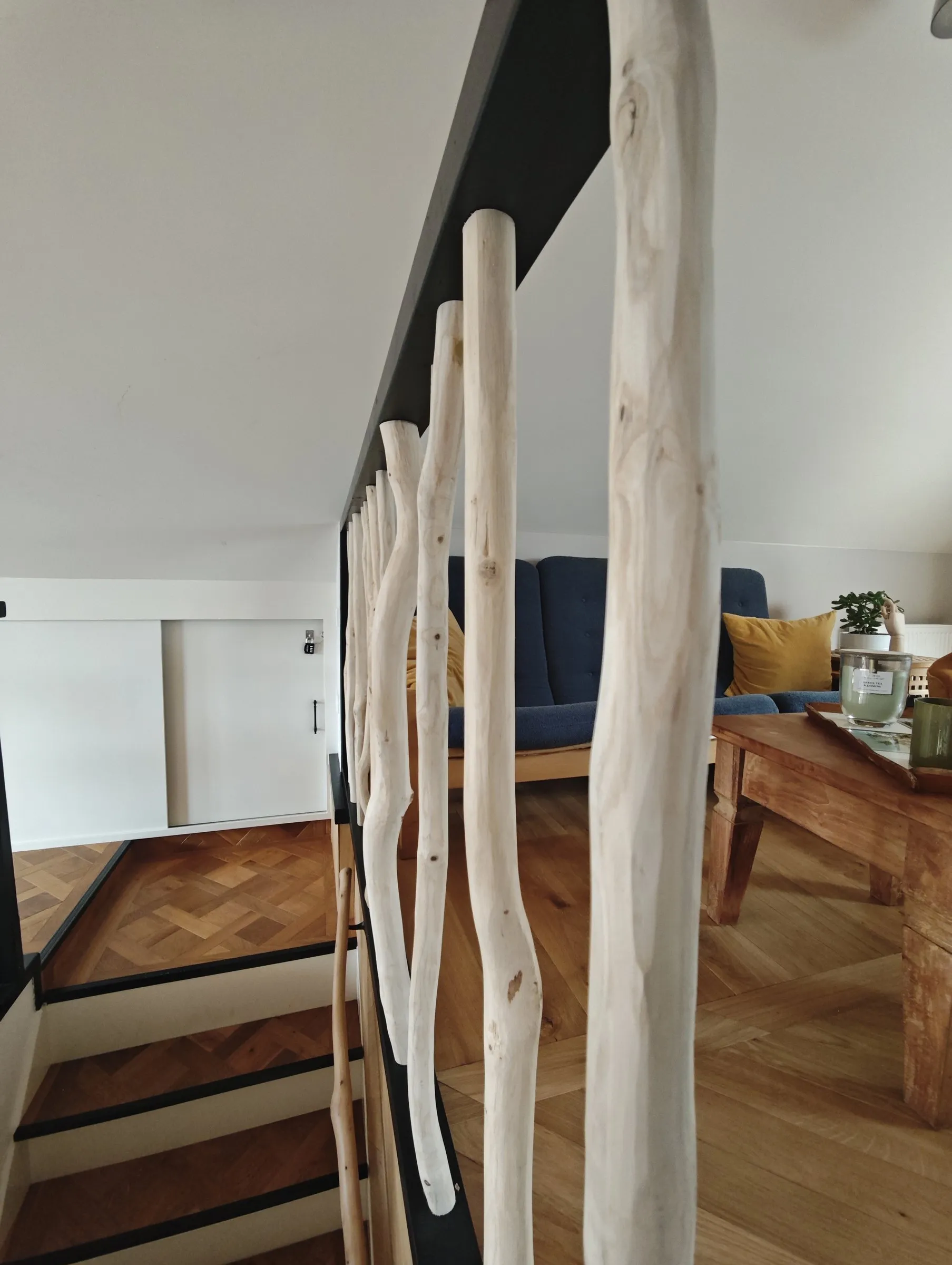 Trapbalustrade met spijlen van ongeschilde takken